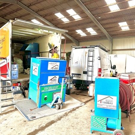 Material zur Einblasdämmung wird aus einem Fahrzeug ausgeladen