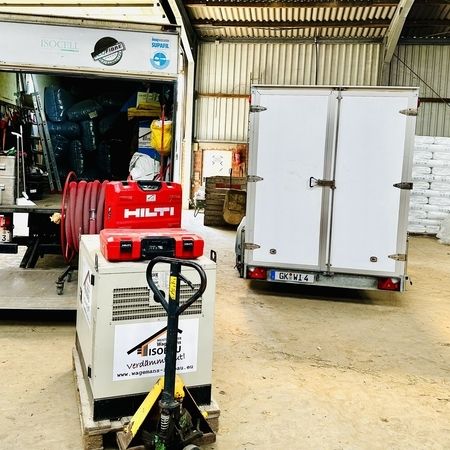 Material zur Einblasdämmung wird aus einem Fahrzeug ausgeladen