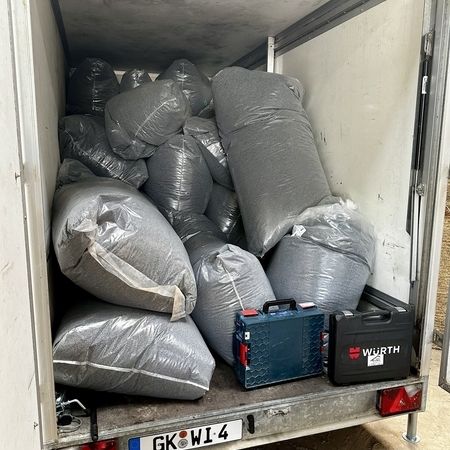 Material zur Einblasdämmung wird aus einem Fahrzeug ausgeladen