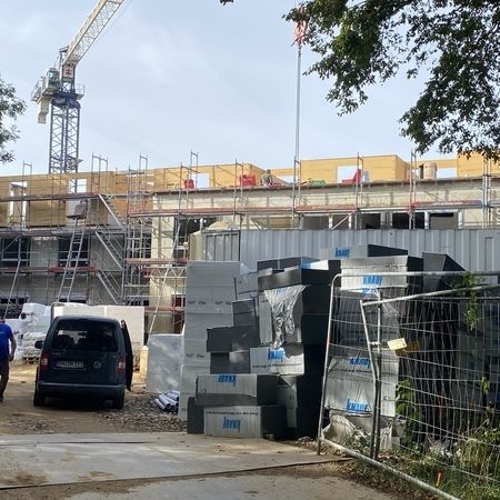 Material für Einblasdämmungen vor einem Neubau