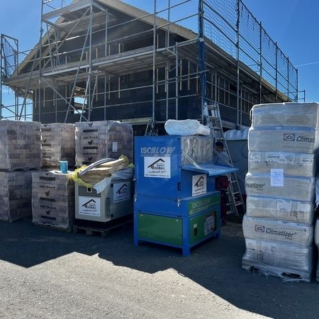 Material für Einblasdämmungen vor einem Neubau