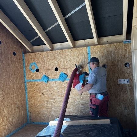 Einblasdämmung einer Wand durch einen Facharbeiter