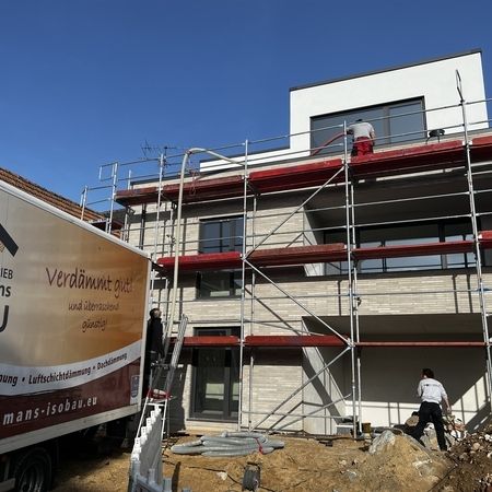 Firmenfahrzeug vor einem Neubau