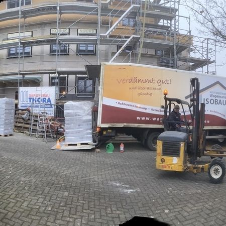 Material zur Einblasdämmung wird aus einem Fahrzeug ausgeladen