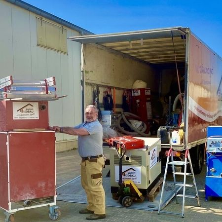 Material zur Einblasdämmung wird aus einem Fahrzeug ausgeladen